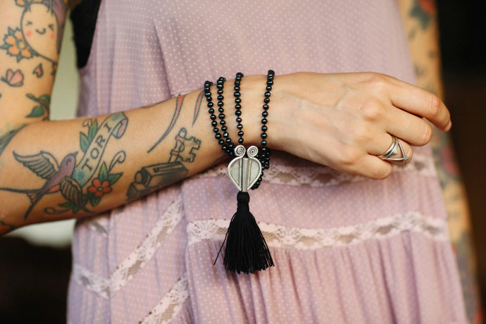 Symboles rocks & bijoux : que veulent dire têtes de mort, serpents, croix ou dagues ?